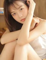 慵懒姿势中布偶熊成最佳搭档，少女的放松姿态尽显天真