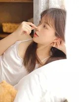 侧卧床上的女孩与布偶熊相依，私房光线勾勒出迷人轮廓
