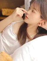 私房写真中少女的迷人瞬间，布偶熊宛如忠实听众静默陪伴