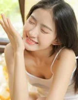 清新少女居家微笑，自然光线衬托柔美肌肤与灵动眼神