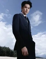 闭目仰头感受海风，水痕在衬衫上晕开，背景是朦胧的暮色，氛围宁静而强大