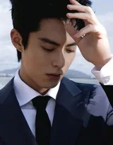 海浪拍打礁石激起白色泡沫，他静立一旁宛如雕塑，刚毅与柔和的自然力量在此交汇
