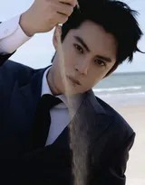 特写镜头下，水珠缀于湿发与脸庞，他眼神深邃望向镜头，充满直击人心的吸引力