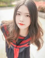 户外阶梯上少女自拍微笑，制服裙摆与阶梯线条形成视觉韵律