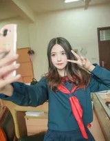 阳光下少女在花田中奔跑自拍，制服外套随风扬起，充满动感与活力