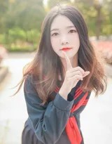微笑少女在樱花树下自拍，制服裙摆与飘落花瓣共舞，春意盎然