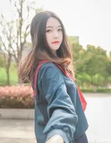 树林中少女回头自拍，光线穿过枝叶照亮制服，营造神秘氛围
