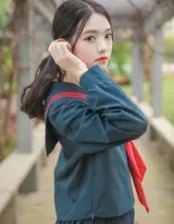 少女在公园长椅上专注自拍，制服搭配书包，展现校园生活的闲适