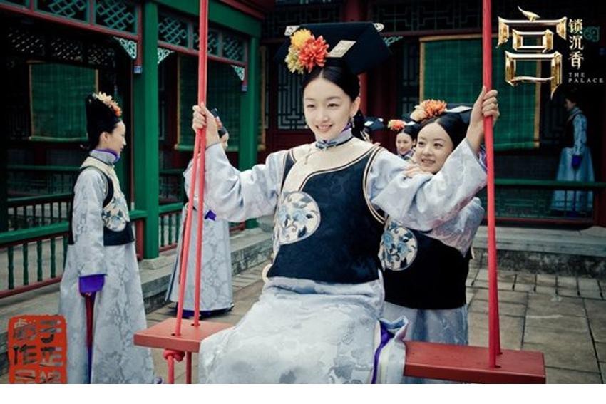 烛光摇曳中，赵丽颖身着锦绣华服侧身回眸，光影勾勒出精致侧颜，眼神深邃如古井