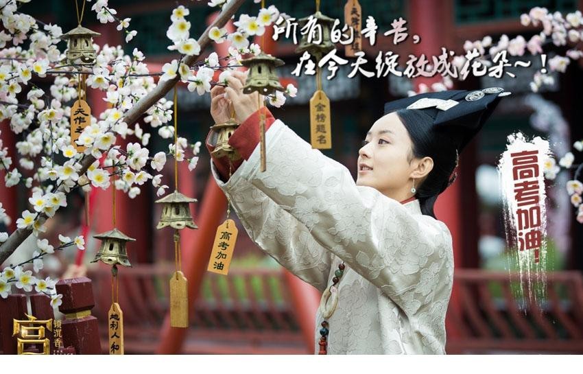 她头戴华丽钿子，身着朝服正襟危坐，气场全开，仿佛置身于波澜诡谲的宫廷权谋中心