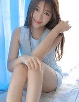 晨光亲吻肌肤，女孩侧卧于纯白床单，睫毛在脸颊投下扇形阴影，仿佛仍在甜蜜梦乡流连。