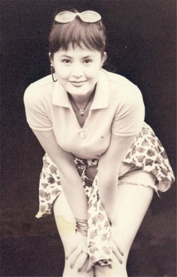 田岷居家姿态：轻松坐姿展现修长腿部线条与自然家居氛围