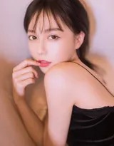 她侧首凝眸，湿漉的发丝贴在颈侧，眼神迷离而深邃，仿佛沉浸于一个遥远的思绪，浴缸边缘的水痕宛如时光流逝的印记。