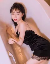 水面之下，黑色裙摆如暗夜之花般缓缓绽放，双腿的优美曲线在清澈水体中发生微妙的光折射，营造出虚实交织的梦幻视觉效果。