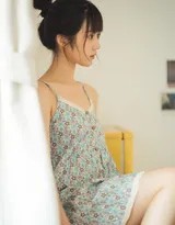 午后阳光穿过白纱帘，她俯身向前，碎花裙领口垂下，笑容灿烂如夏日繁花