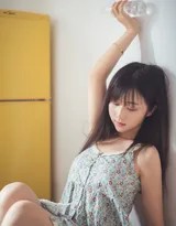 逆光中，少女的轮廓泛起柔和光晕，碎花裙的纹理在光影中若隐若现，如梦似幻
