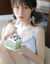 温暖光晕中少女展露笑颜，尽显娇俏灵动气质