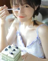双麻花辫少女侧坐浅笑，阳光勾勒腿部柔美线条