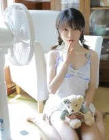 少女倚靠门框慵懒回眸，短裤展露活力身姿