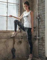 阳光透过玻璃窗，洒在正在舒展背部的女孩身上，白色紧身上衣勾勒出专注而优美的侧影线条