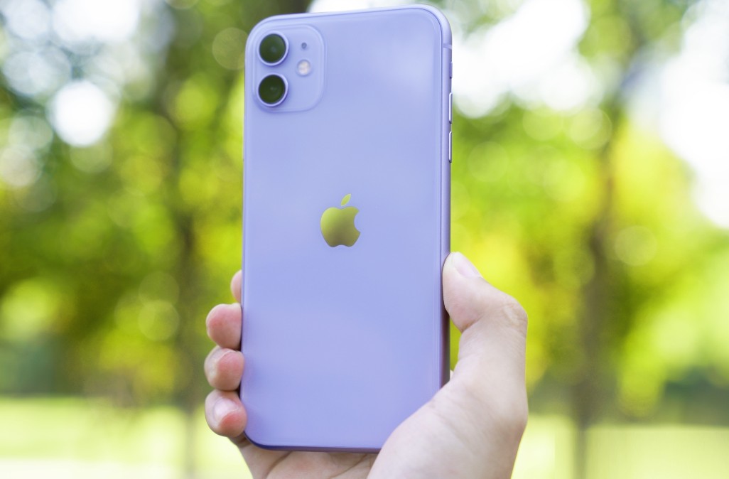 iPhone XS“翻红”记：一部过时机皇，如何成了年轻人的“真香”选择？