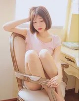 齐肩短发美少女身着超短睡衣，双眼皮大眼睛闪烁着俏皮光芒