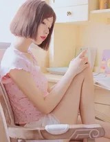 美少女回眸一笑，齐肩短发随风轻拂，睡衣短裤彰显青春活力