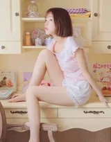 超短睡衣短裤下的美腿毕露，齐肩短发增添几分甜美