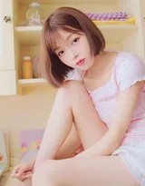 性感写真中，美少女以慵懒姿势展现睡衣短裤的时尚魅力
