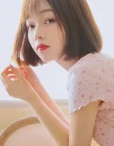 双眼皮美少女的性感睡衣照，齐肩短发更显娇俏可人