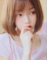 睡衣写真中的性感瞬间，齐肩短发美少女展现迷人风采