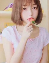 清新脱俗的齐肩短发造型，搭配性感睡衣，勾勒出完美曲线