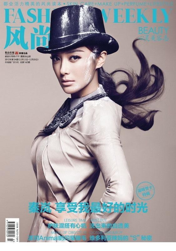 秦岚一袭白裙优雅而立，光影间尽显女神风范，宛若古典雕塑