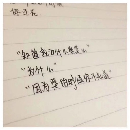 夜色中街道延伸向远方，暖黄色的路灯映照出一个撑着伞的孤独行人背影。