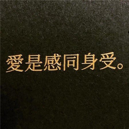 阴雨模糊的窗玻璃后，一个望向窗外的朦胧侧影，指尖似乎轻触着无法逾越的隔阂。