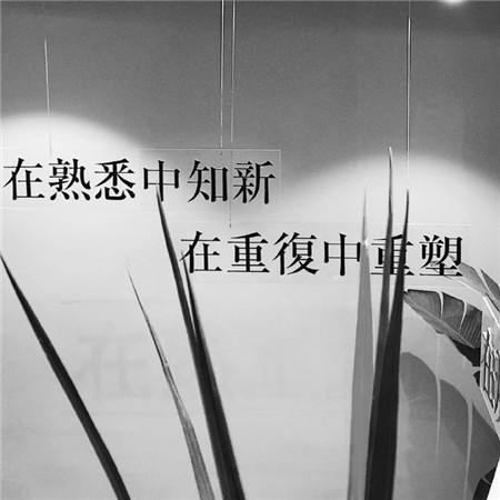 书本与散落的稿纸铺在桌面，一杯已冷的咖啡旁，是托着下巴陷入深思的剪影。