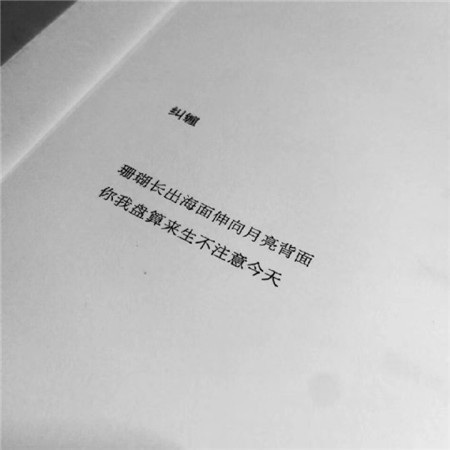 晨光穿透厚重的云层，洒向宁静的海面，暗色调的画面边缘被一道金边温柔勾勒。