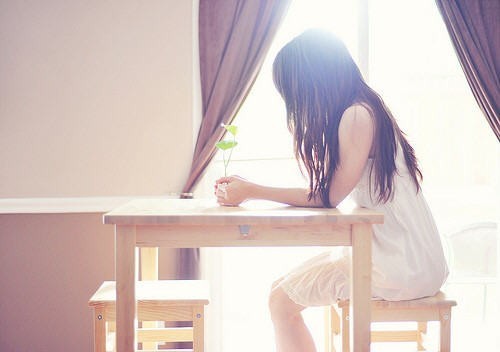 细雨朦胧中执伞独行的落寞少女