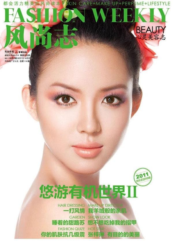 张梓琳身着简约黑色长裙侧身而立，柔和的光线勾勒出优雅的身形曲线，静谧中透露出坚韧的内在力量