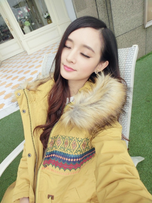 清新日常装扮下的惬意瞬间，笑容自然彰显邻家女孩般的亲和力