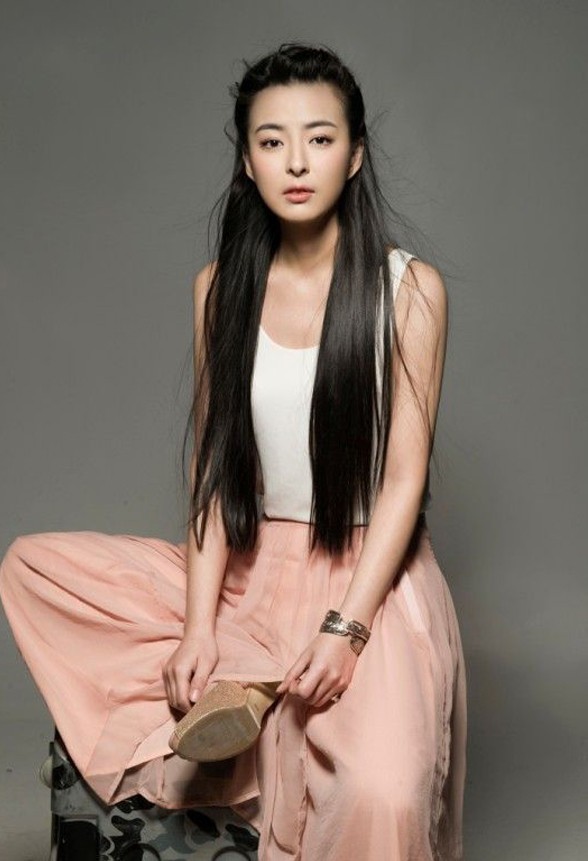 杨紫彤展露灿烂笑容如沐春风，在纯白背景下宛如绽放的百合，清新迷人