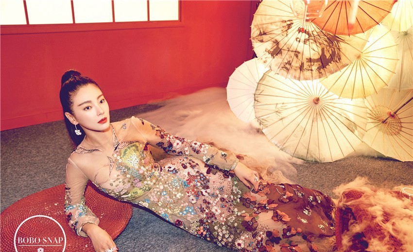 张雨绮演绎最后一套造型，整体色调温暖复古，她展现从容浅笑，为整个仲夏系列画上圆满句点