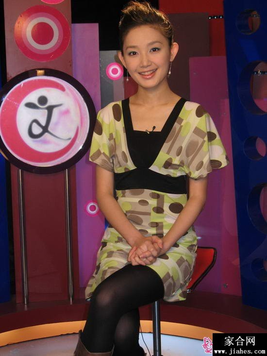 温暖光晕笼罩下的温柔凝视，发丝边缘泛起金光，静谧时光在此停留