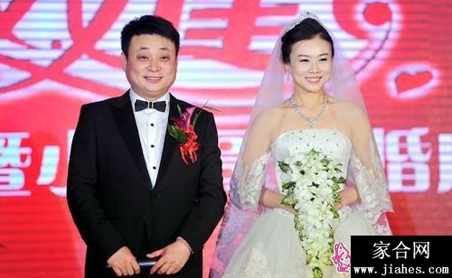 侧首回眸间，柔和光线轻抚面颊，眼眸中映照着窗外远方的故事
