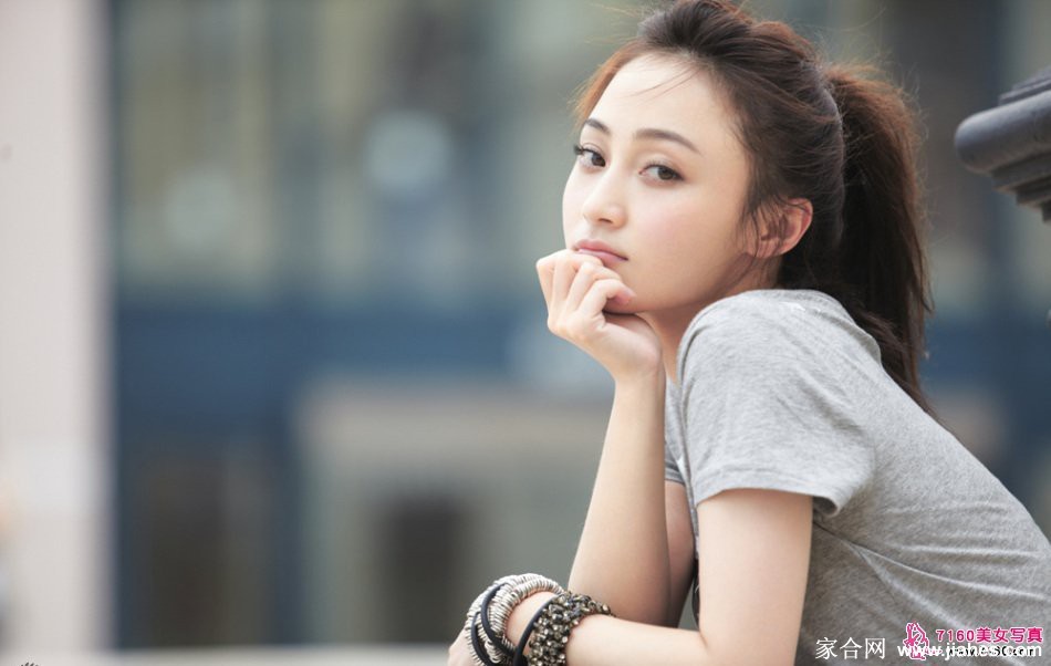 姚笛侧身倚靠，眼神温柔望向远方，发丝与神情皆在柔和光线下显得格外宁静