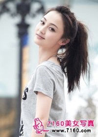 姚笛闭目感受微风拂面，嘴角带着浅浅笑意，仿佛正与自然进行一场无声的对话