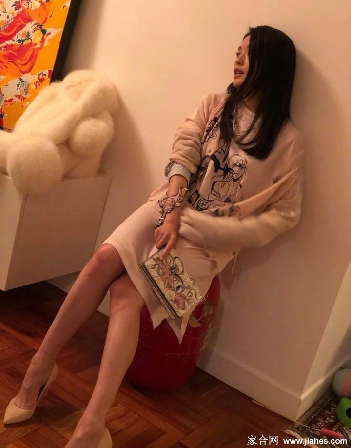 舒淇身着经典黑色丝袜倚靠墙边，光影勾勒出优雅腿部线条，神秘性感中透着几分慵懒不羁