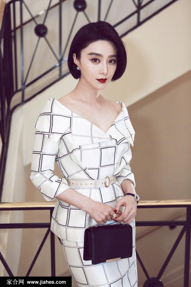 范冰冰行走间裙裾飞扬，短发随风轻舞展现动态美感