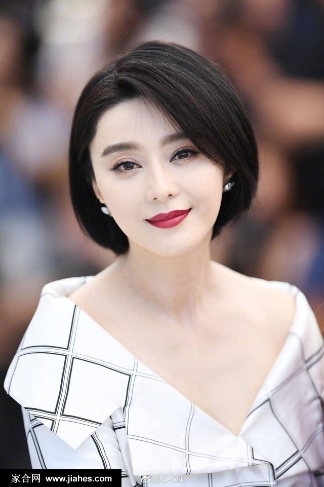 范冰冰于红毯背景板前签名留影，典雅背影勾勒优雅线条
