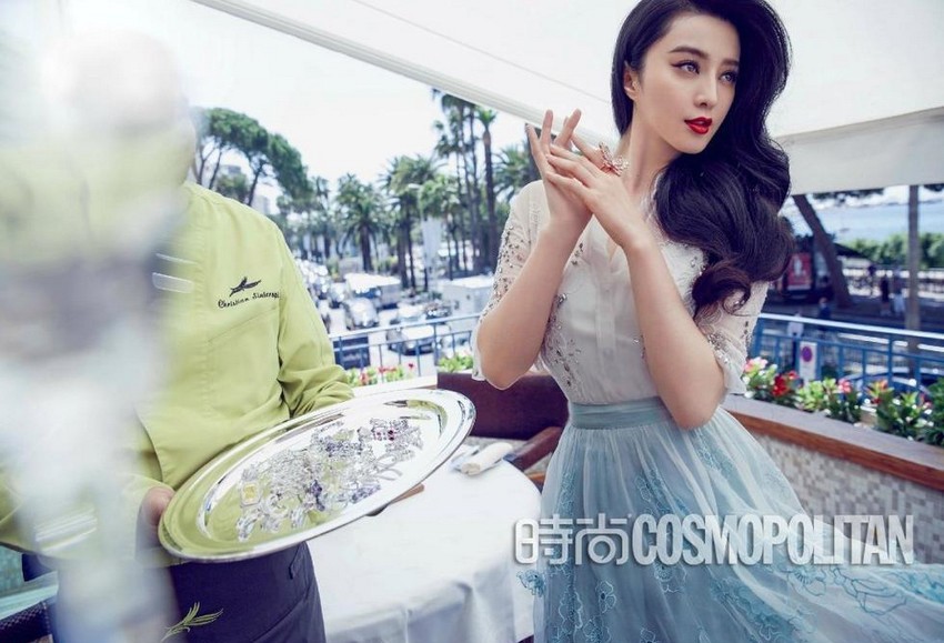 光影交错勾勒出范冰冰的精致侧颜与香肩美背，宛若古典油画中的女神
